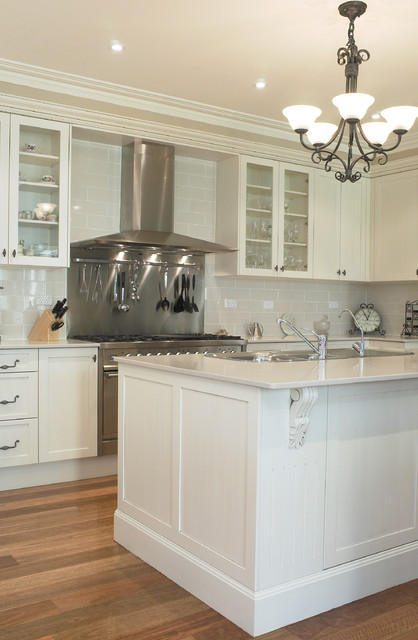 Traditional Kitchen with Corbels klassisk-koek