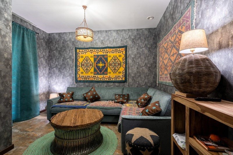 Современный коттедж на активном рельефе из комбинированных материалов