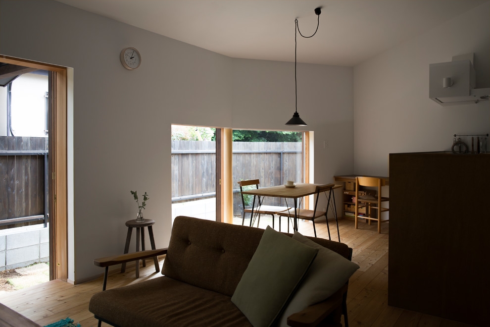 Design ideas for a modern home design in Tokyo Suburbs.