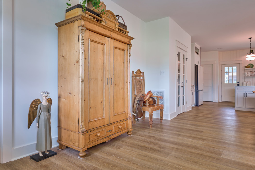 Источник вдохновения для домашнего уюта: коридор среднего размера в стиле шебби-шик с белыми стенами, полом из винила, бежевым полом, сводчатым потолком и обоями на стенах