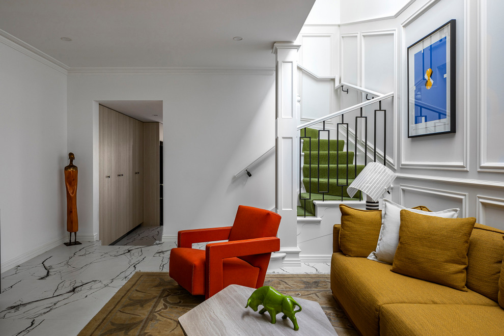 Источник вдохновения для домашнего уюта: парадная, двухуровневая гостиная комната среднего размера в стиле фьюжн с белыми стенами, полом из керамогранита, телевизором на стене, разноцветным полом и панелями на стенах