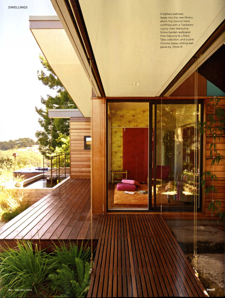 Foto di una privacy sulla terrazza minimalista di medie dimensioni, dietro casa e a piano terra con un tetto a sbalzo e parapetto in metallo