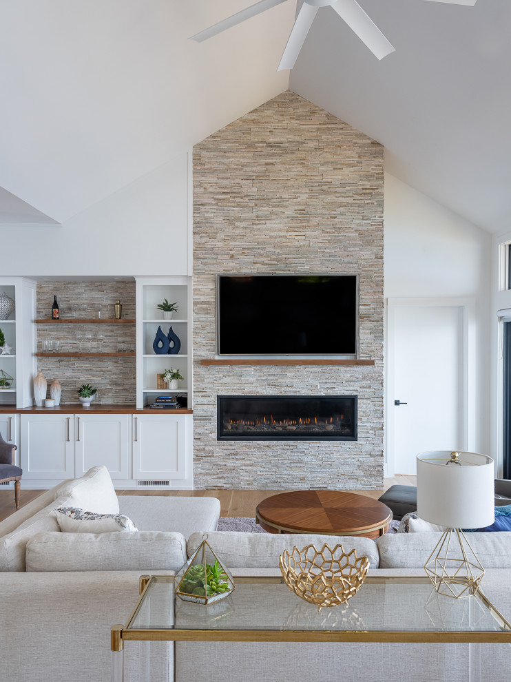 Ispirazione per un grande soggiorno minimalista aperto con pareti bianche, parquet chiaro, parete attrezzata, pavimento marrone, soffitto a volta e pannellatura