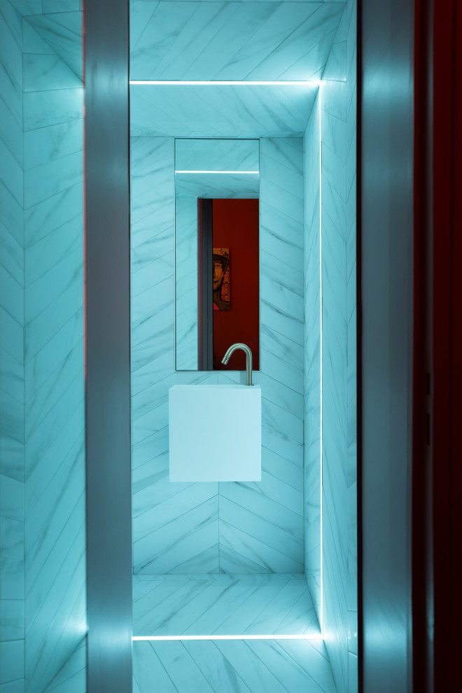 Foto di un piccolo bagno di servizio eclettico con WC sospeso, piastrelle grigie, piastrelle di marmo, pavimento in marmo, lavabo a consolle e pavimento grigio