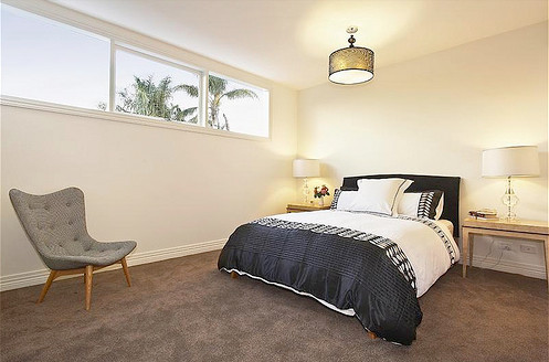 Design ideas for a mid-sized guest bedroom in Melbourne with carpet.
