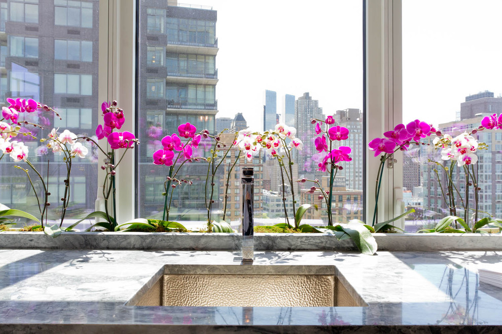 This is an example of a contemporary kitchen in New York.