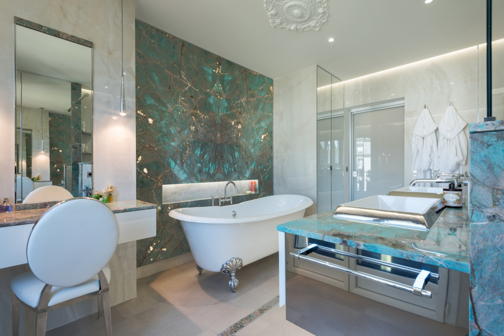Inspiration för badrum, med marmorkakel och blå väggar