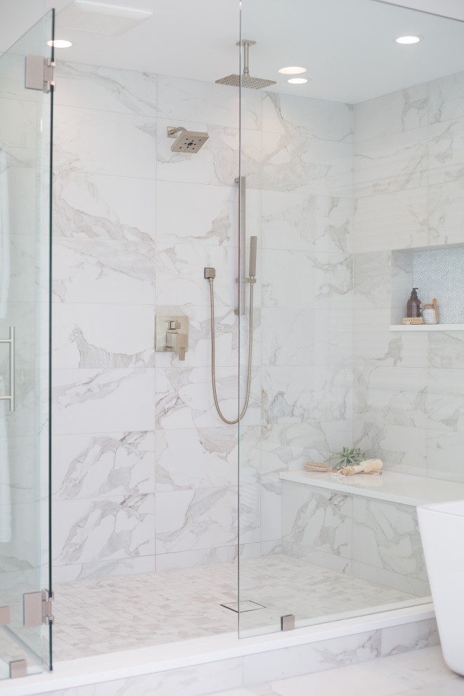 На фото: главная ванная комната среднего размера в стиле модернизм с фасадами в стиле шейкер, серыми фасадами, отдельно стоящей ванной, душем в нише, белой плиткой, керамогранитной плиткой, белыми стенами, полом из керамогранита, врезной раковиной, столешницей из искусственного кварца, белым полом, душем с распашными дверями, белой столешницей, сиденьем для душа, тумбой под две раковины и встроенной тумбой