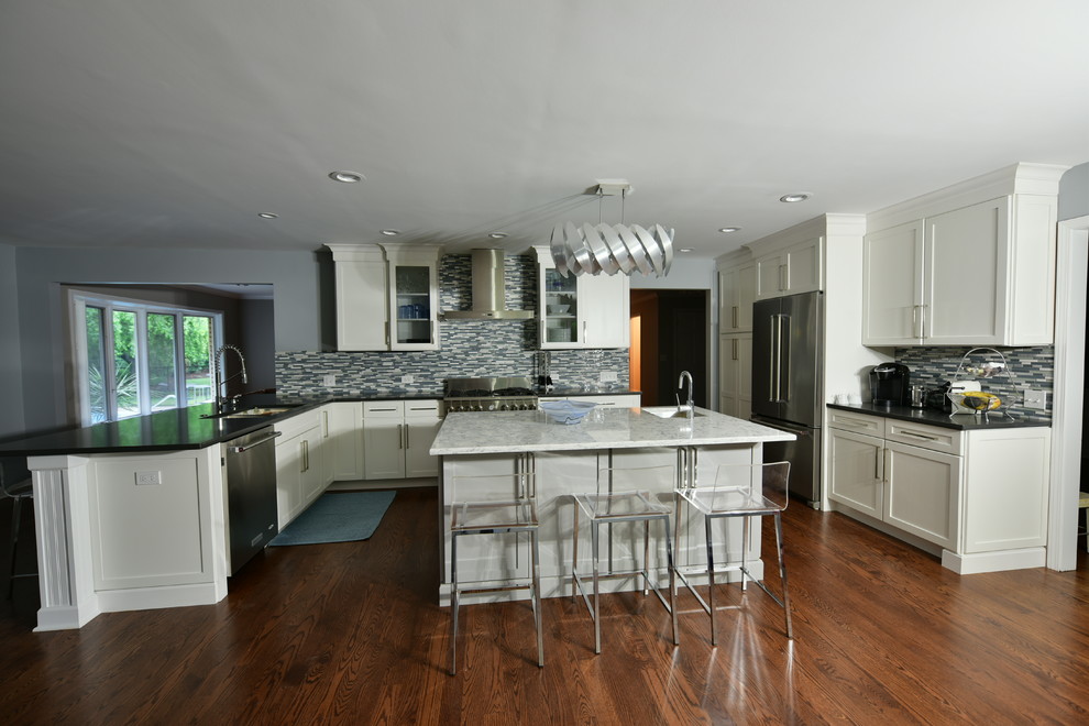 Kitchen - transitional kitchen idea in Chicago