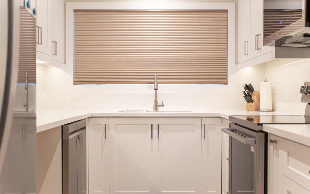 Example of a transitional home design design in Toronto