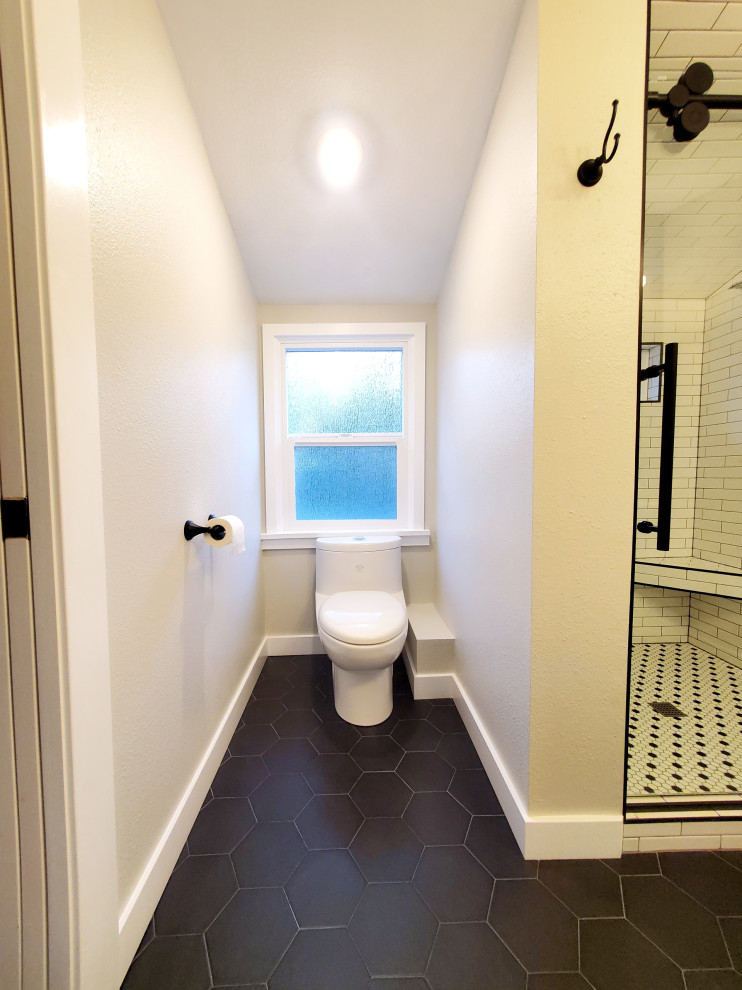 Idéer för mellanstora vintage en-suite badrum, med en dusch i en alkov, en toalettstol med hel cisternkåpa, vit kakel, beige väggar, klinkergolv i porslin, ett piedestal handfat, träbänkskiva, svart golv och dusch med skjutdörr