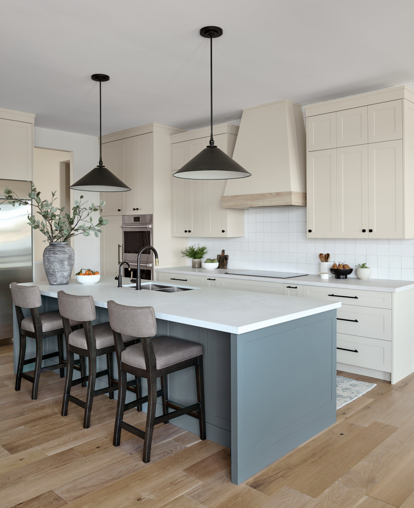 Transitional kitchen photo in Toronto