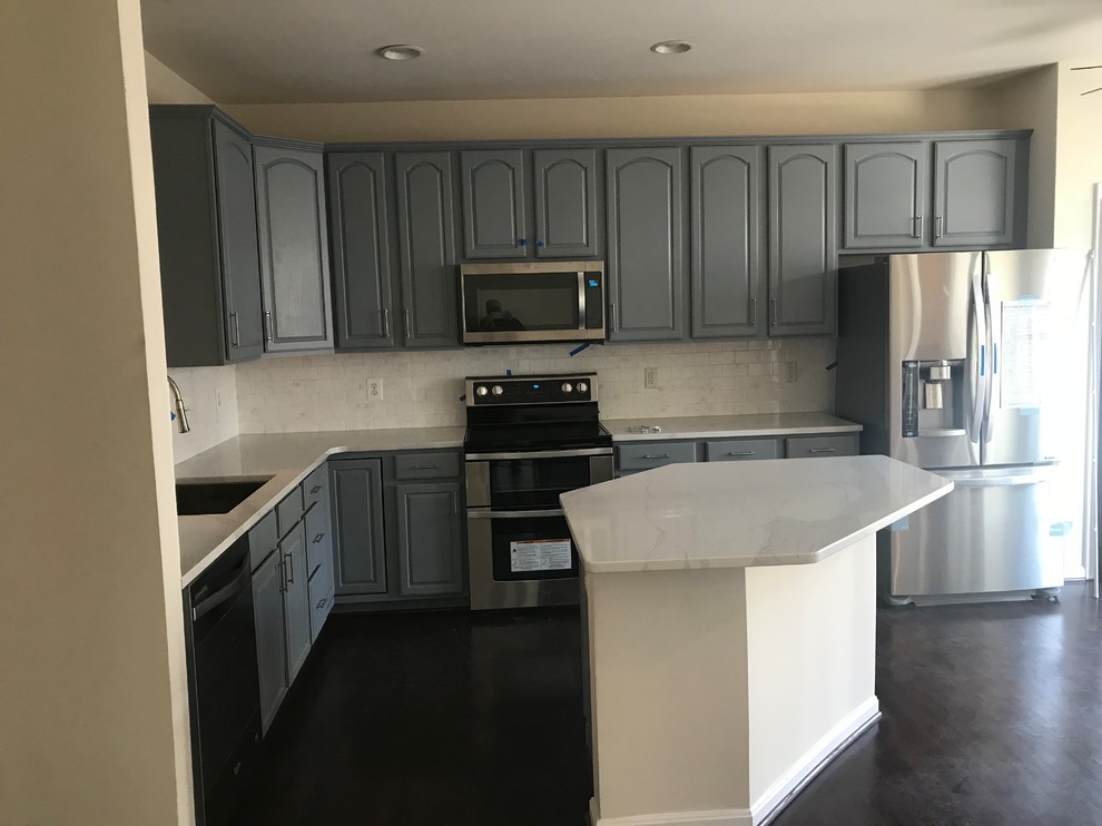 Kitchen - transitional kitchen idea