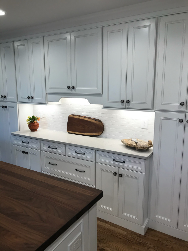 Large transitional kitchen photo