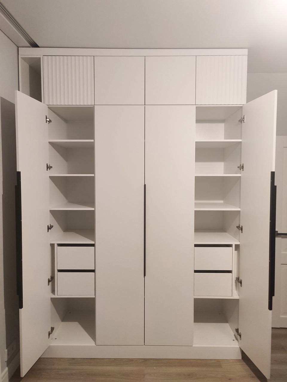 Распашные шкафы