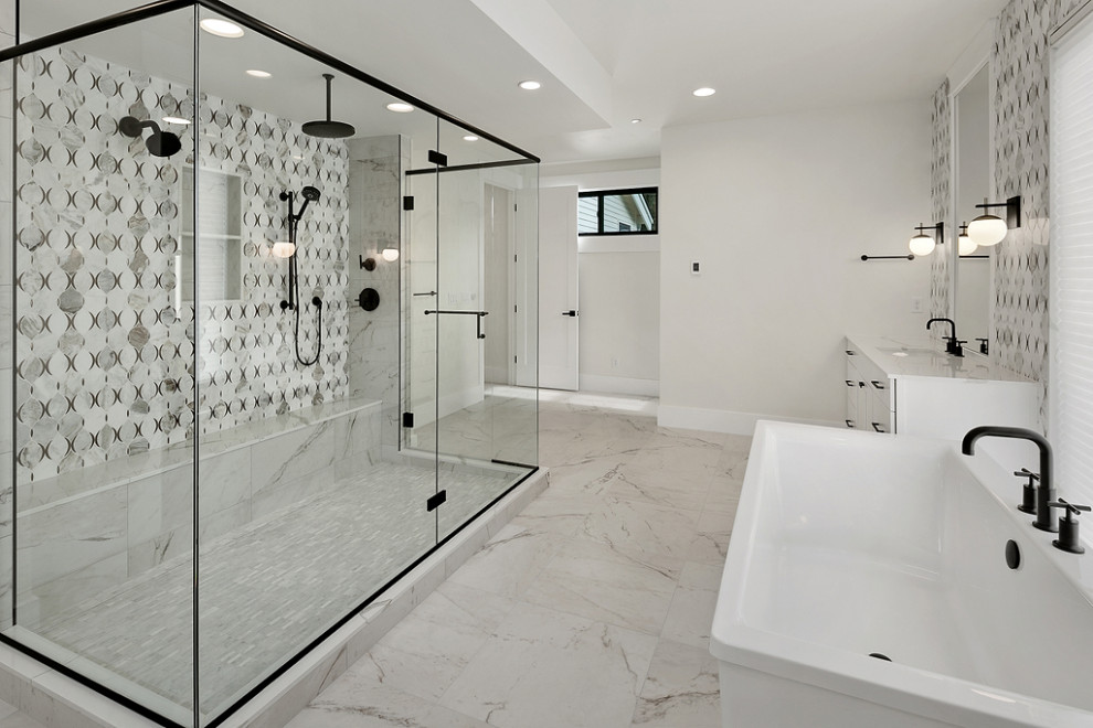 Пример оригинального дизайна: большая главная ванная комната в стиле кантри с плоскими фасадами, белыми фасадами, отдельно стоящей ванной, двойным душем, разноцветной плиткой, стеклянной плиткой, белыми стенами, полом из керамической плитки, врезной раковиной, столешницей из искусственного кварца, белым полом, душем с распашными дверями, белой столешницей, нишей, тумбой под одну раковину и встроенной тумбой