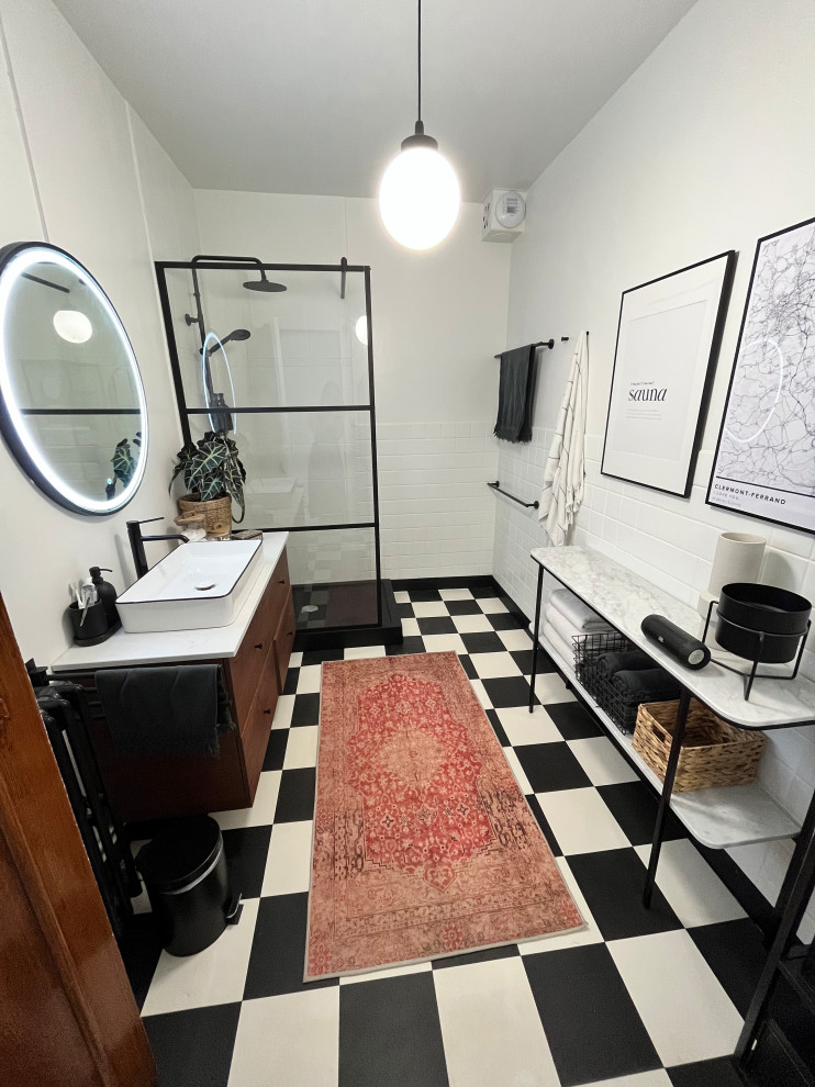 Пример оригинального дизайна: большая главная ванная комната в белых тонах с отделкой деревом в стиле ретро с черными фасадами, открытым душем, белой плиткой, керамической плиткой, белыми стенами, полом из линолеума, раковиной с несколькими смесителями, мраморной столешницей, разноцветным полом, белой столешницей, тумбой под одну раковину и подвесной тумбой