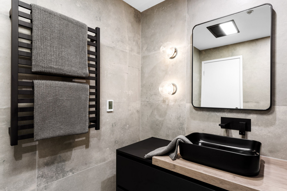 Источник вдохновения для домашнего уюта: главная ванная комната среднего размера в современном стиле с фасадами в стиле шейкер, черными фасадами, открытым душем, унитазом-моноблоком, серой плиткой, цементной плиткой, серыми стенами, полом из цементной плитки, настольной раковиной, столешницей из ламината, серым полом, открытым душем, коричневой столешницей, тумбой под одну раковину и подвесной тумбой