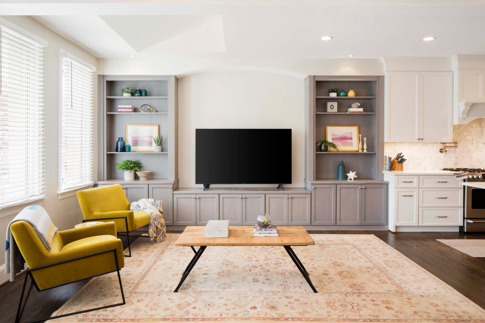 Foto de salón abierto y gris y blanco con paredes blancas, suelo de madera en tonos medios, televisor independiente y suelo marrón