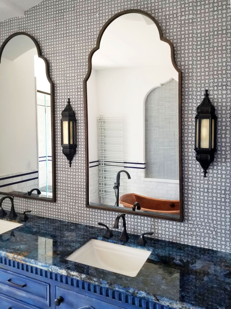 Стильный дизайн: большая ванная комната в средиземноморском стиле с фасадами с утопленной филенкой, светлыми деревянными фасадами, отдельно стоящей ванной, душем в нише, оранжевой плиткой, стеклянной плиткой, белыми стенами, мраморным полом, душевой кабиной, врезной раковиной, мраморной столешницей, серым полом, душем с распашными дверями, синей столешницей, сиденьем для душа, тумбой под две раковины, встроенной тумбой и панелями на стенах - последний тренд