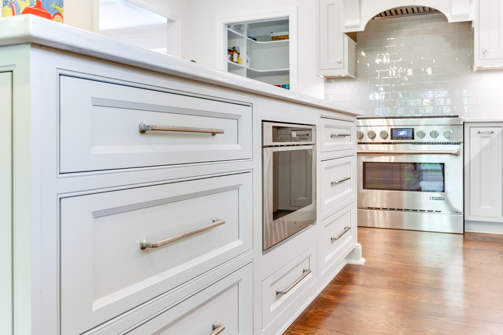Transitional kitchen photo in Birmingham