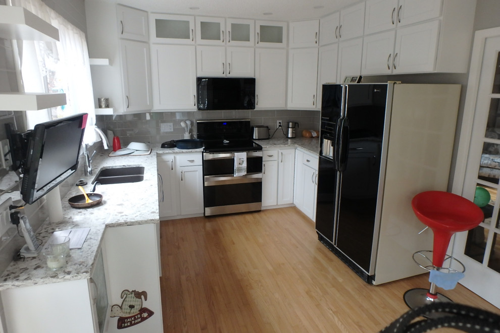 Kitchen - transitional kitchen idea in Calgary