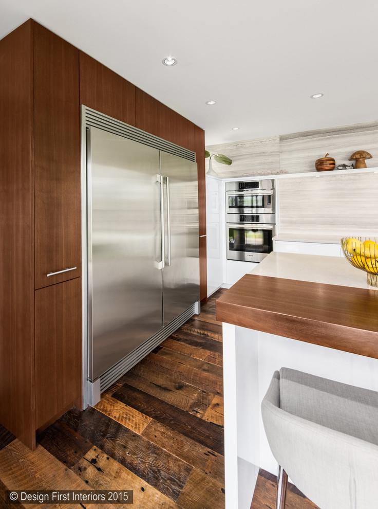 Inspiration for a contemporary kitchen in Ottawa.