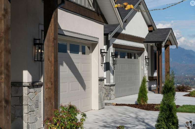 Mittelgroßes, Einstöckiges Rustikales Einfamilienhaus mit Faserzement-Fassade, brauner Fassadenfarbe, Satteldach, Schindeldach, blauem Dach und Wandpaneelen in Vancouver