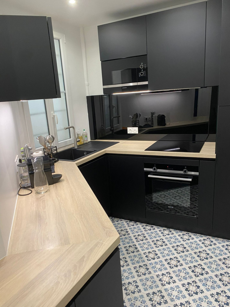 Une cuisine bois & noire d'un appartement Parisien Paris Modern Kitchen Paris by HB