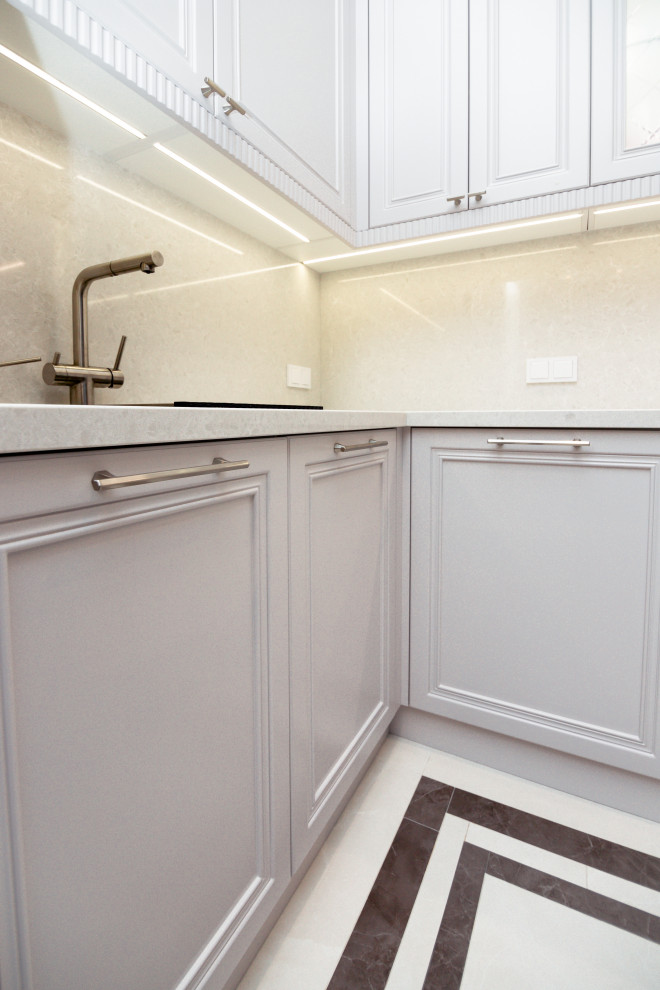 Нежно-серая кухня в неоклассическом стиле