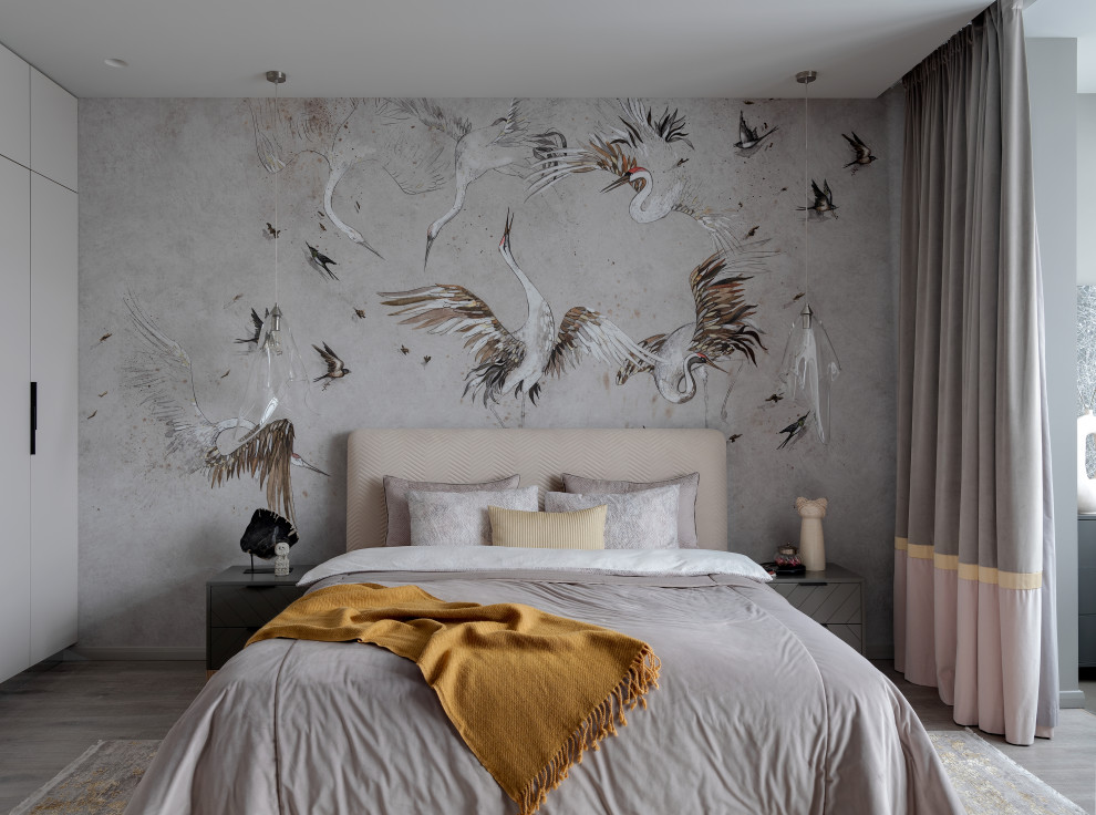 На фото: хозяйская спальня в современном стиле с серыми стенами