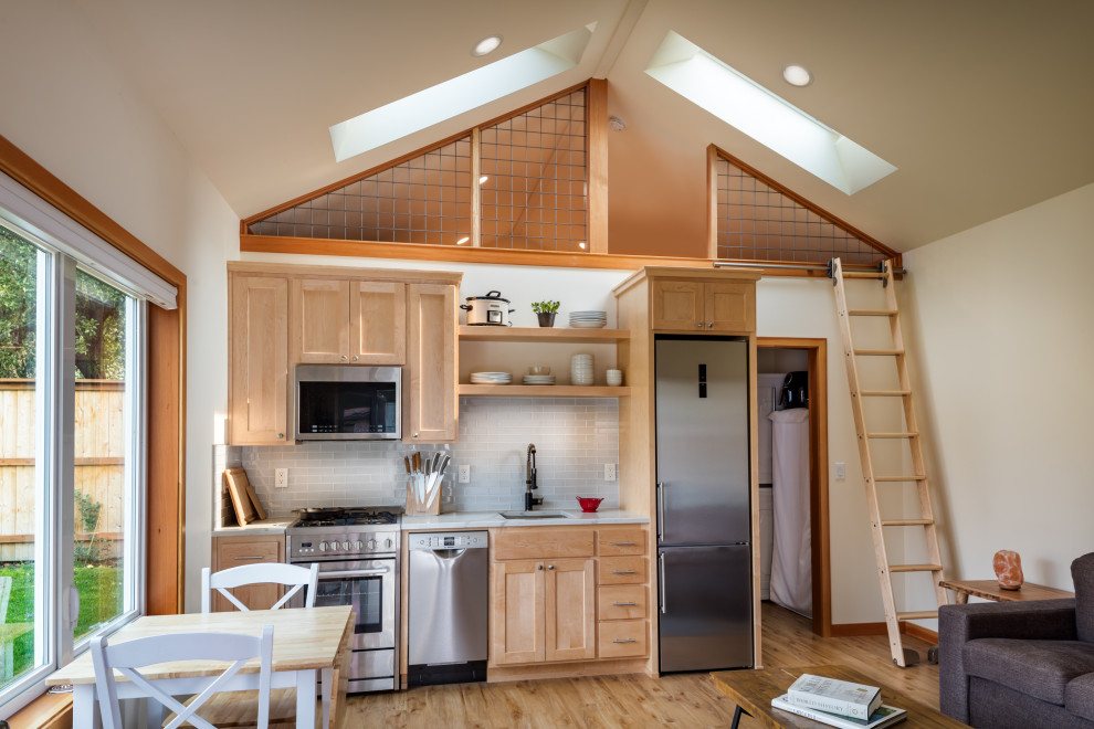 Small arts and crafts home design photo