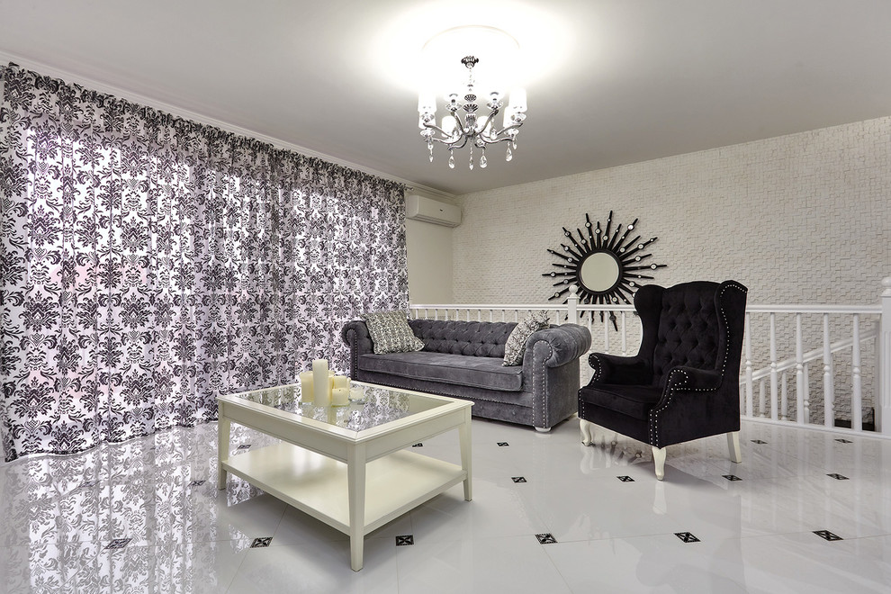 Дуплекс в трех уровнях и чёрно-белых тонах.