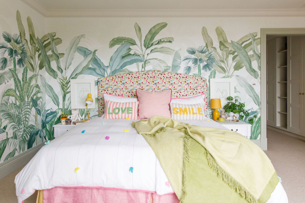 Mittelgroßes Klassisches Mädchenzimmer mit Schlafplatz, grüner Wandfarbe, Teppichboden, beigem Boden und Tapetenwänden in Sussex