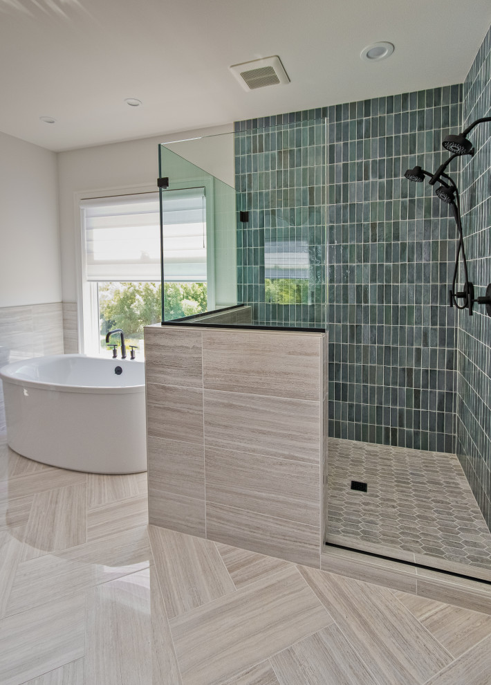 Klassisches Badezimmer En Suite mit freistehender Badewanne, grünen Fliesen, weißer Wandfarbe, Porzellan-Bodenfliesen, beigem Boden und Falttür-Duschabtrennung in Sonstige