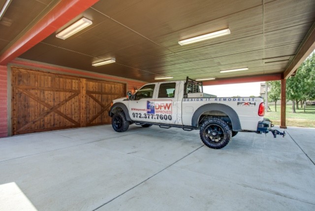 Rustic Family Home rustik-garage