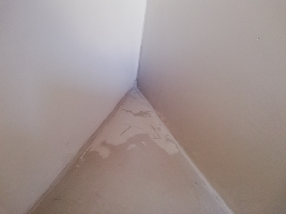 Mittelgroße Moderne Gästetoilette mit Wandtoilette, grauer Wandfarbe, Einbauwaschbecken, Waschtisch aus Holz, grauem Boden und eingebautem Waschtisch in Frankfurt am Main