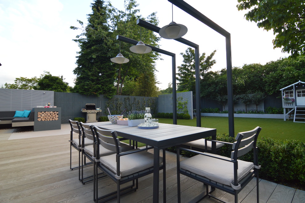 Large contemporary backyard patio in London.