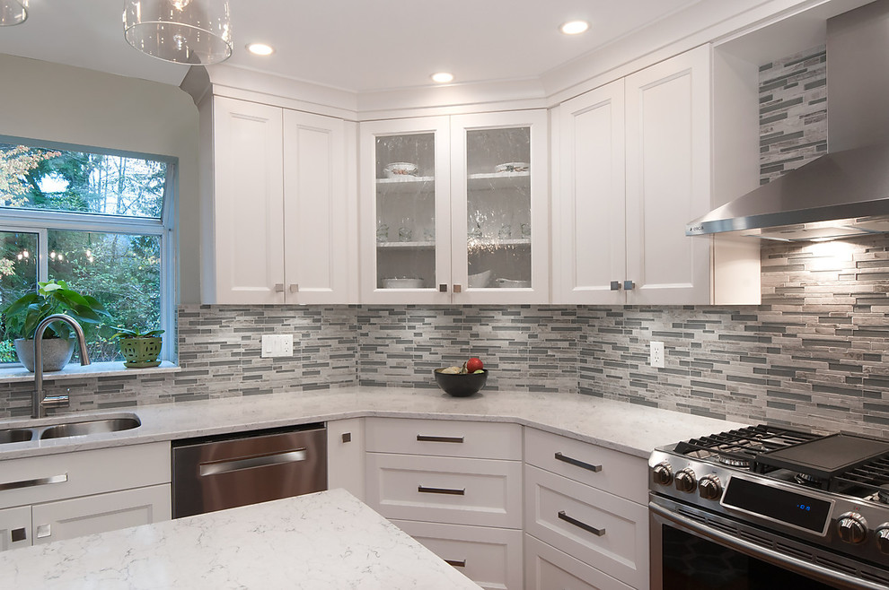 Kitchen - transitional kitchen idea in Vancouver