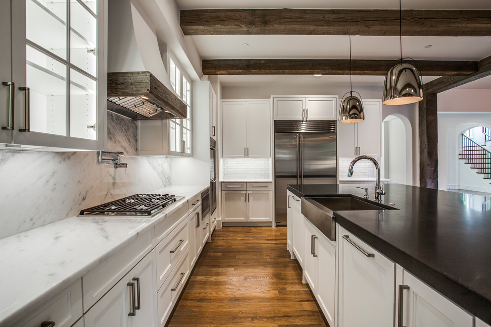 Transitional kitchen photo in Dallas