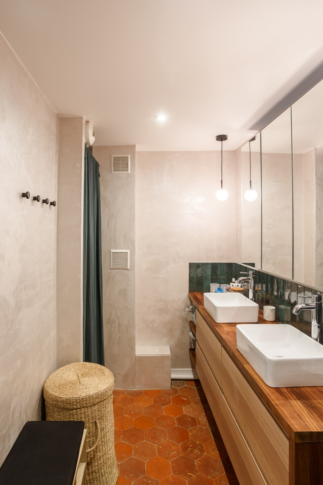 Immagine di una piccola stanza da bagno con doccia design con doccia alcova, piastrelle verdi, piastrelle in terracotta, top in legno, porta doccia scorrevole, due lavabi e mobile bagno sospeso
