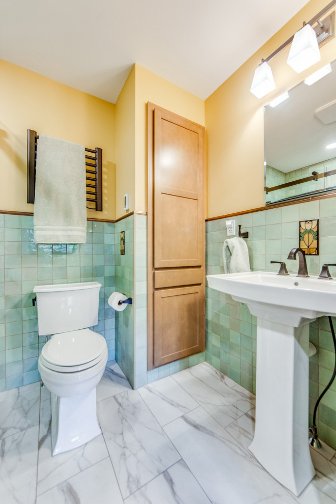 На фото: маленькая ванная комната в стиле кантри с душем без бортиков, унитазом-моноблоком, зеленой плиткой, керамической плиткой, желтыми стенами, раковиной с пьедесталом, белым полом, душем с раздвижными дверями, нишей, тумбой под одну раковину и панелями на стенах для на участке и в саду