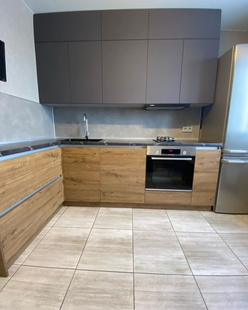 Inspiration for a mid-sized contemporary l-shaped eat-in kitchen in Yekaterinburg with an undermount sink, flat-panel cabinets, brown cabinets, solid surface benchtops, grey splashback, matchstick tile splashback, stainless steel appliances, ceramic floors, no island, brown floor and purple benchtop.