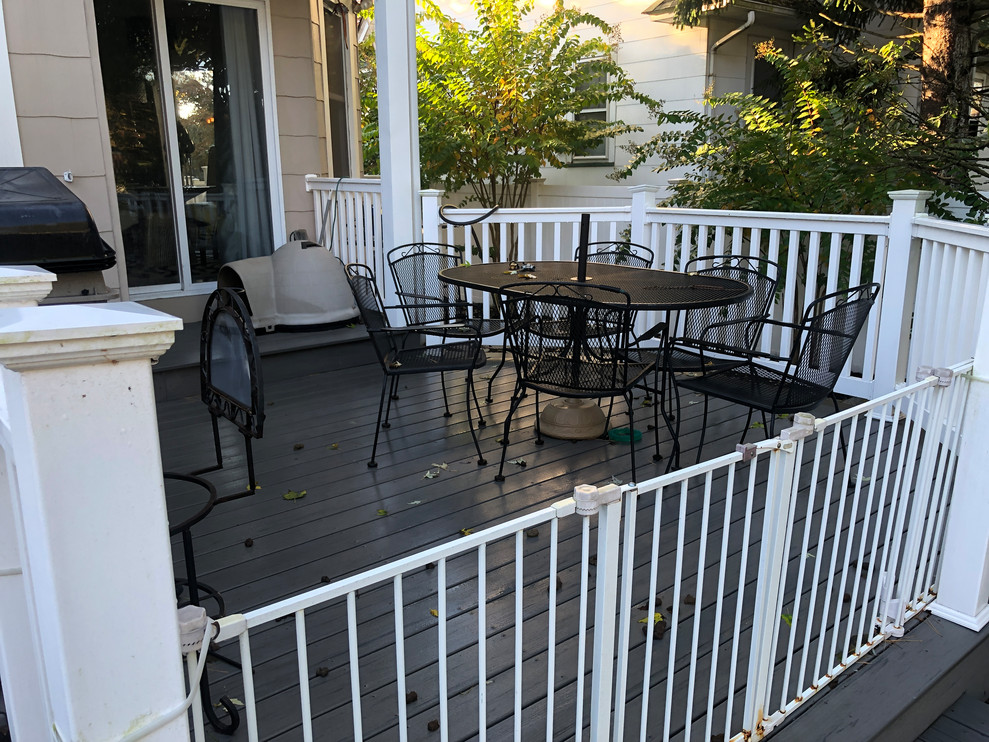 Inspiration for a mid-sized timeless backyard deck remodel in Newark with no cover