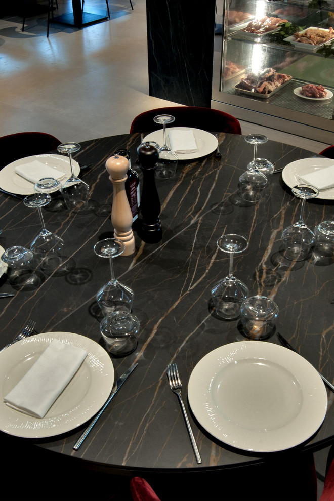 Inredning av ett modernt stort kök med matplats, med svarta väggar, klinkergolv i keramik och beiget golv