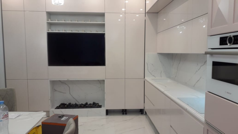 Камин и столешница из кварцевого агломерата Technistone в процессе монтажа