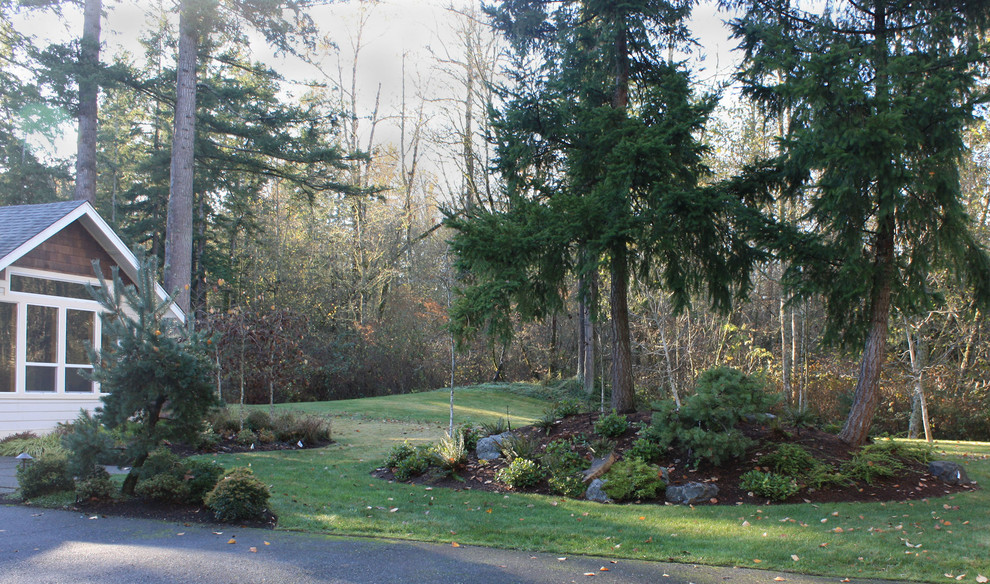 Photo of a mid-sized country front yard full sun driveway in Seattle with a garden path and gravel.