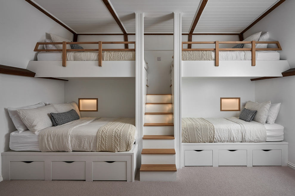 Ejemplo de dormitorio infantil costero con paredes blancas, moqueta, suelo beige y vigas vistas