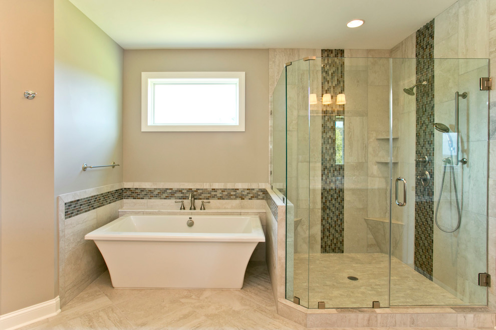 Modern inredning av ett stort en-suite badrum, med ett fristående badkar, en dubbeldusch, beige kakel, glaskakel, beige väggar och klinkergolv i keramik