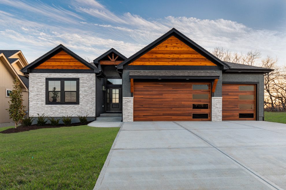 Idées déco pour une grande façade de maison multicolore moderne de plain-pied avec un revêtement mixte, un toit à deux pans, un toit en shingle et un toit gris.